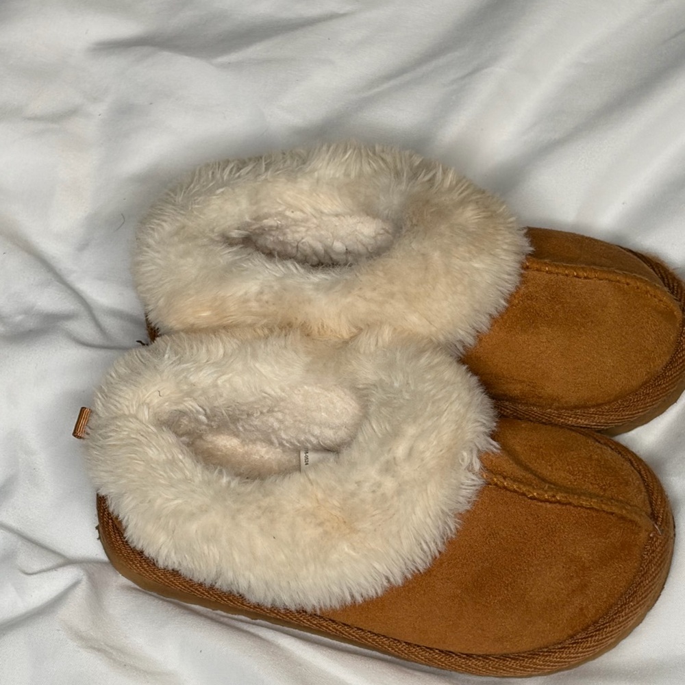 Cozy Tan Kids Slippers with Cream Fur Lining